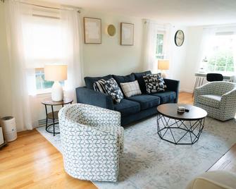 Charming & Cozy 3br Home Mins To Su-Esf-Upstate-Le Moyne - Syracuse - Living room