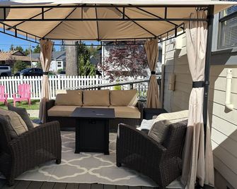Downtown Snoqualmie Home - Hot Tub, Fully Fenced Yard - Pet Friendly! - Snoqualmie - Patio