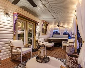 2024 KY Derby 30 min Away ~ Art Gallery ~ Hot Tub - Shelbyville - Lounge