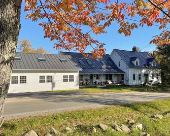 Starry Nights at Comet Farm: A Scenic Haven Near Woodstock and Okemo - Reading - Building