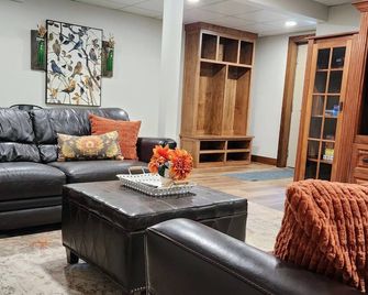 Charming 3 bed 2 bath home, game & laundry room hot tub in hocking foothills - Lancaster - Obývací pokoj