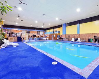 OYO Hotel Goodland Ks Hwy 24 - Goodland - Piscina