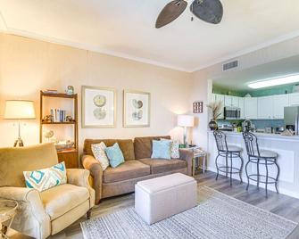 Gulf Shores Condo with Balcony 2 Mi to Fort Morgan! - Gulf Shores - Living room