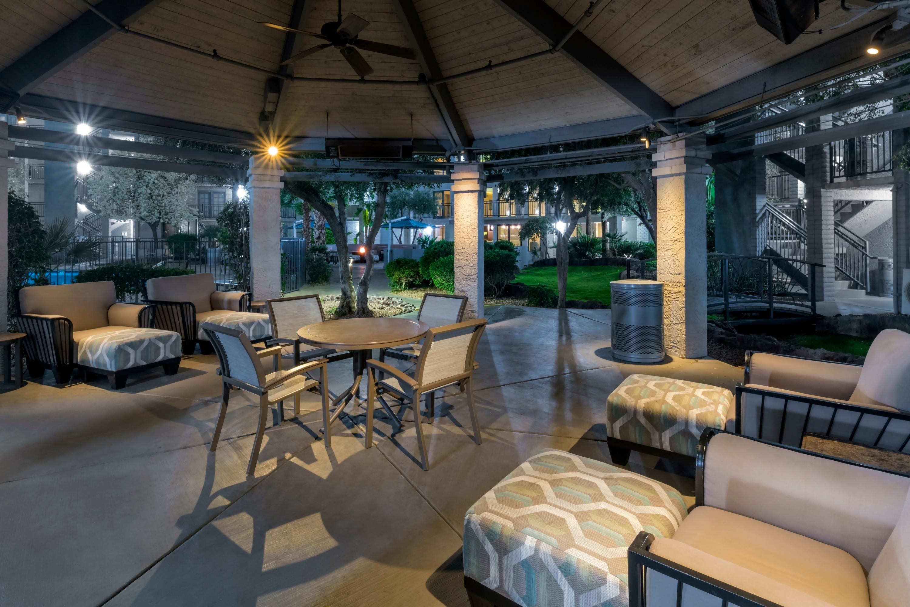 Holiday Inn & Suites Phoenix Airport North By IHG thumbnail 3