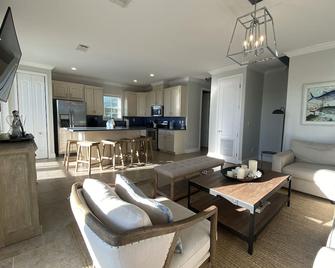 Solstice Seaside Waterfront House w/Pool & Spectacular Ocean Views/Min 28 Nights - Summerland Key - Living room