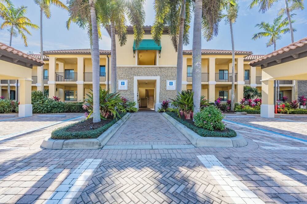 Chic 2 bed resort, 3 pools, lazyriver, walk to 5th Ave restaurants in fab Naples - נייפלס - בניין