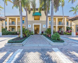 Chic 2 bed resort, 3 pools, lazyriver, walk to 5th Ave restaurants in fab Naples - Naples - Byggnad