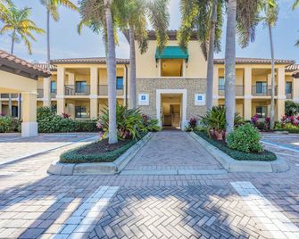 Chic 2 bed resort, 3 pools, lazyriver, walk to 5th Ave restaurants in fab Naples - נייפלס - בניין