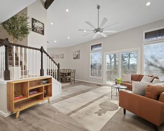 70's Park Side Cabin with Kayaks - Wright City - Living room