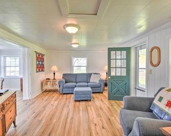 Romantic Waterfront Abode with Patio and Dock! - Deltaville - Living room