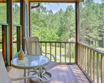 Cozy Pine Mountain Cabin w/ Screened Porch & Yard! - Pine Mountain - Balcony