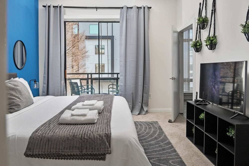 Spacious 2BD with Private Balcony and Free Parking 1 - שרלוט - חדר שינה