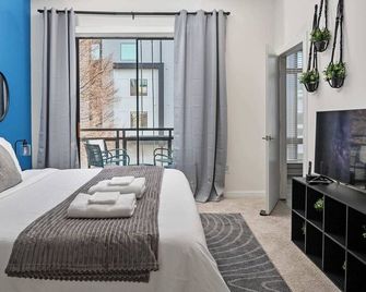 Spacious 2BD with Private Balcony and Free Parking 1 - שרלוט - חדר שינה