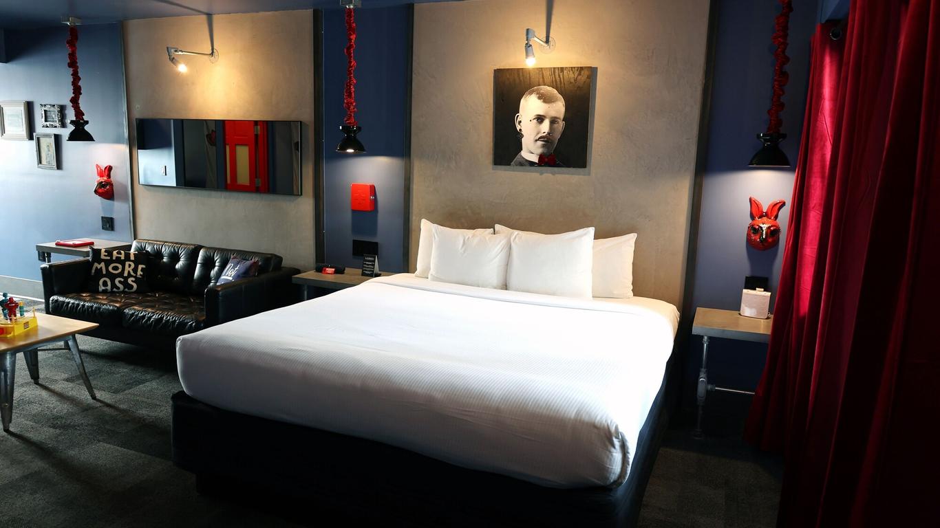 أوتل جايثيرينج - جاي هوتل - أول آدالتس ويلكم