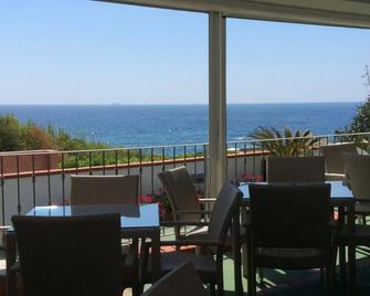 Hotel Cava Dell'Isola - פוריו - מרפסת