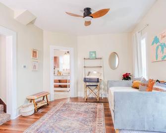 Lavender Hill Lake House- Stunning Views +Walk to Shops +Near Dunes & Pentwater - Hart - Living room