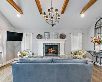 Bliss in Batavia near the Fox River - Batavia - Living room