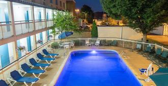 品質酒店 - 紐華克 - 紐瓦克 - 游泳池