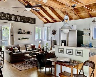 Camp Hickory House - Saint Albans - Living room
