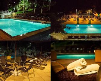 佩妮多保護區旅館 - Penedo - 游泳池