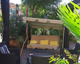 Florivana Boutique Hotel - San Pietro in Cariano - Патіо