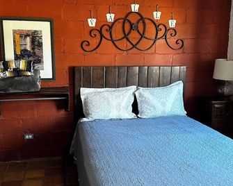 Charming cabin #1 at Cerveceria Bellinghausen with WiFi, AC - Guadalupe - Bedroom