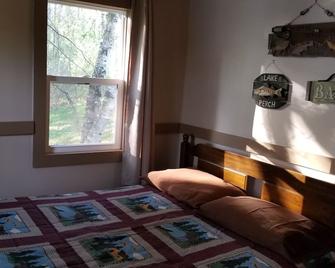 Cabin 1 - Cozy Lakeside Cabin with 1 Boat Slip Included - Birchwood - Bedroom