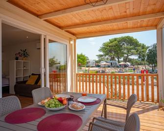 Mobile Homes at Camping Ugljan Resort - Ugljan - Building