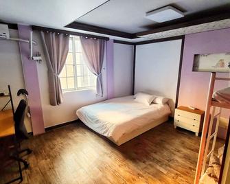 Kimchee Busan Downtown Guesthouse - Busan - Bedroom