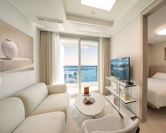 UH FLAT The Sokcho - Sokcho - Wohnzimmer