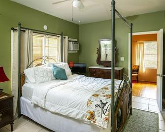 PRIVATE, central apartment. Close to Las Olas and beach! 6 Miles to airport. - Fort Lauderdale - Bedroom