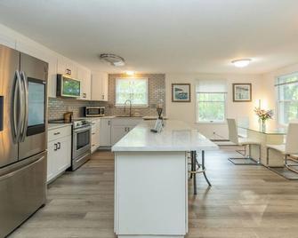 Close to Downtown/UMASS Walk-Out Basement Condo with game room & big backyard! - Amherst - Kuchyň