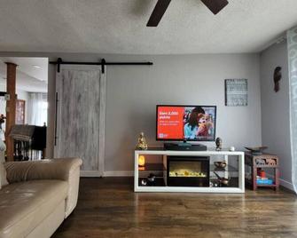 Charming Home, 15 Minutes to the Parliament - Gatineau - Sala de estar