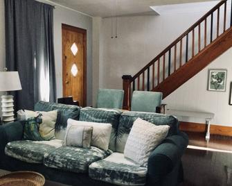 2 story house - 1 block from Clarion University / Penn West Clarion - Clarion - Pokój dzienny