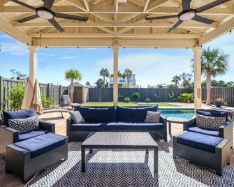 Shellfish Cottage offers gulf views, pool, hot tub, outdoor kitchen! Steps to beach! - Port St. Joe - Patio