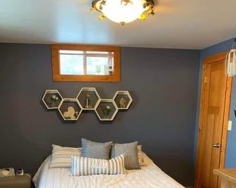 Comfortable room with relaxing views - Ishpeming - Bedroom