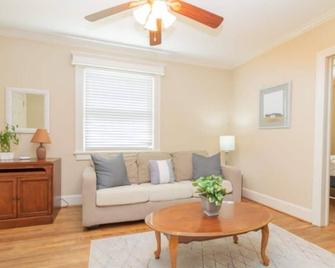 Near Downtown&parks- The Cozy Guest Cott - Columbus - Living room