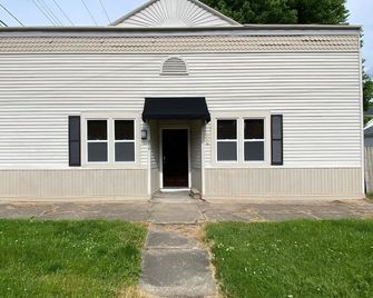 2 bedroom Budget Suite. Open floor plan - Mattoon - Gebouw