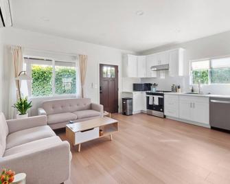 Bright & Spacious Upstairs Room in Peaceful Home - San Diego - Living room