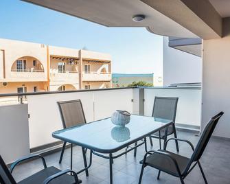 Bright Modern Flat next to Beach - Maleme - Balcony