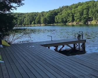 Unwind overlooking the tranquil beauty of Hills Pond - Whitehall - Vista del exterior