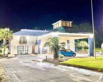 Guesthouse Inn & Suites Bayou La Batre/Mobile - Bayou La Batre - Edificio