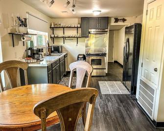 Quiet Getaway Home 13 min from historic downtown Conway, and all the colleges. - Conway - Dining room