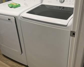 Bright and fresh basement apartment, newly renovated. - New Glasgow - Wasserette