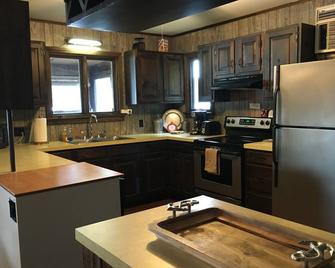 Charming Lakefront Cottage - Northern Lake George - Putnam Station - Cocina
