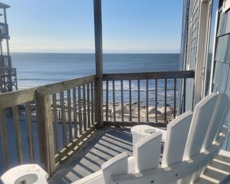 Oceanfront\/Side View!! Beautiful 2 Bedroom Condo With Large Balcony. Sleeps 4-6 - North Topsail Beach - Balcony