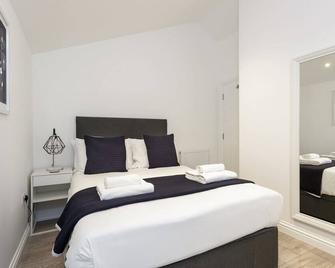 Oliverball Serviced Apartments - Percy Place - Modern 1 bedroom ground floor apartment in Portsmouth - Southsea - Bedroom
