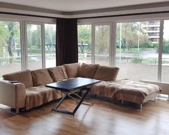 Piano Bar Holidays Apartments - Mamaia - Wohnzimmer