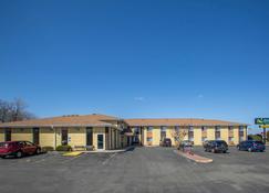 Quality Inn & Suites - West Bend - Gebouw