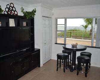 Oceanfront!!! Clean And Cozy, Free Wi-Fi & Calls To Us And Canada - Lauderdale-by-the-Sea - Dining room